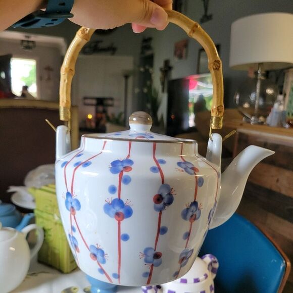 Vintage ceramic tea pot with bamboo style handle - Picture 2 of 8